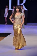 Bipasha Basu walk the ramp for Arjun and Anjalee Show at IRFW 2012 Day 3 in Goa on 30th Nov 2012 (6).JPG